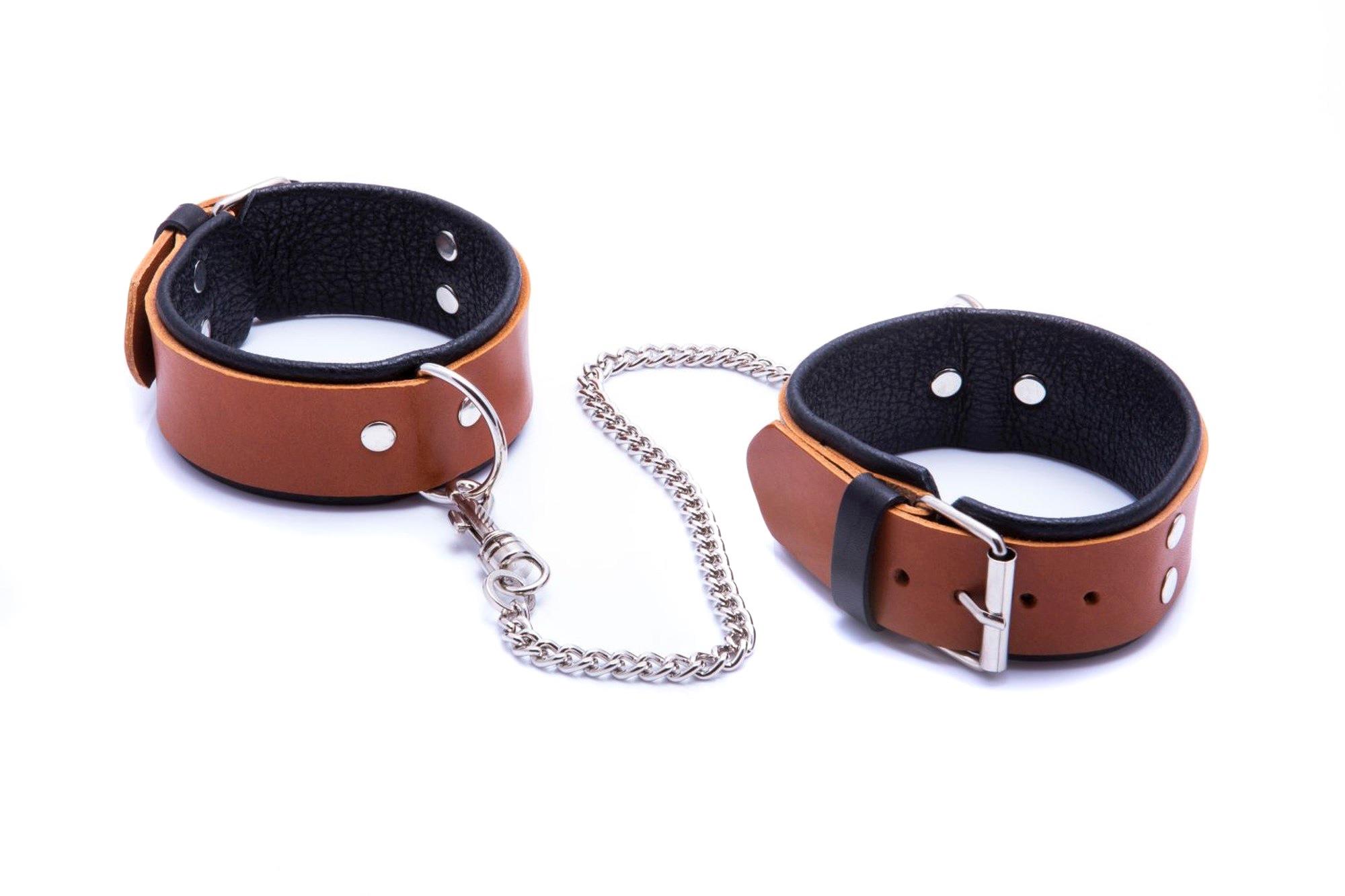 160720256877ea47528ee.jpeg Kajdanki-WHIPS kajdanki męskie na nogi, koniakowe - obrazek 1