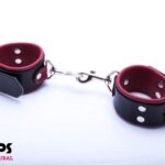 Kajdanki - WHIPS Kajdanki damskie z karabińczykami