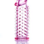 Rozciągliwa nakładka na penisa stymuluje kobietę